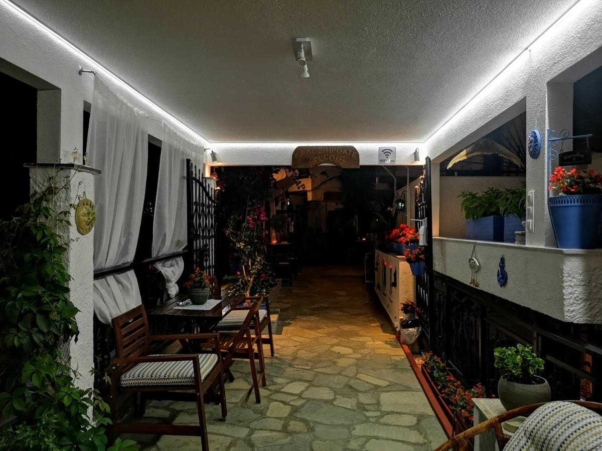 Haus Niko Apartments And Suites Nea Poteidaia Ngoại thất bức ảnh