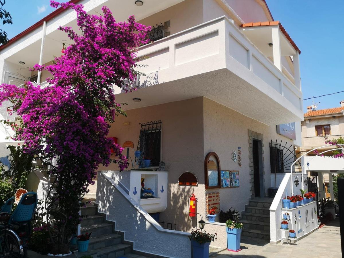 Haus Niko Apartments And Suites Nea Poteidaia Ngoại thất bức ảnh