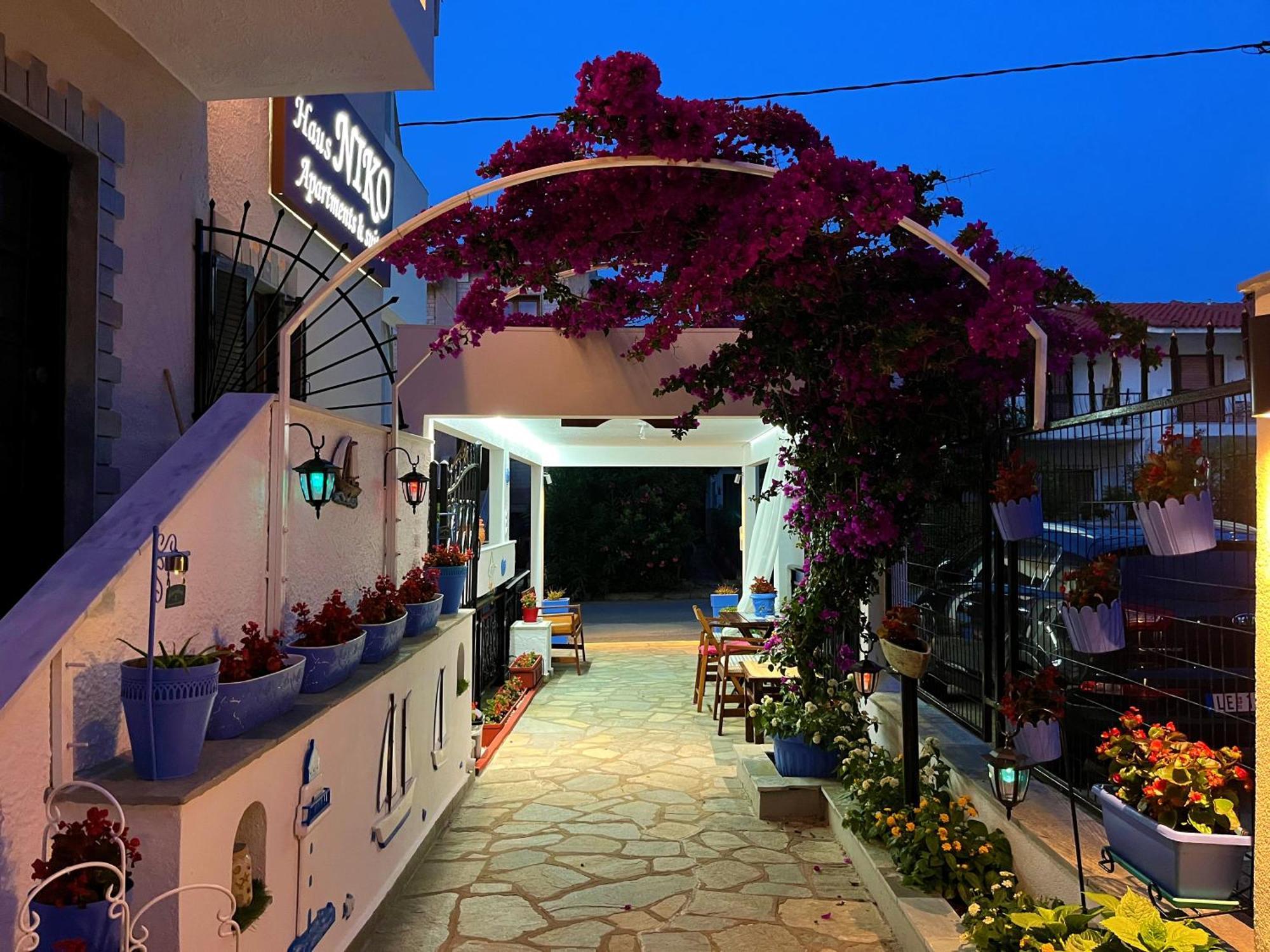 Haus Niko Apartments And Suites Nea Poteidaia Ngoại thất bức ảnh