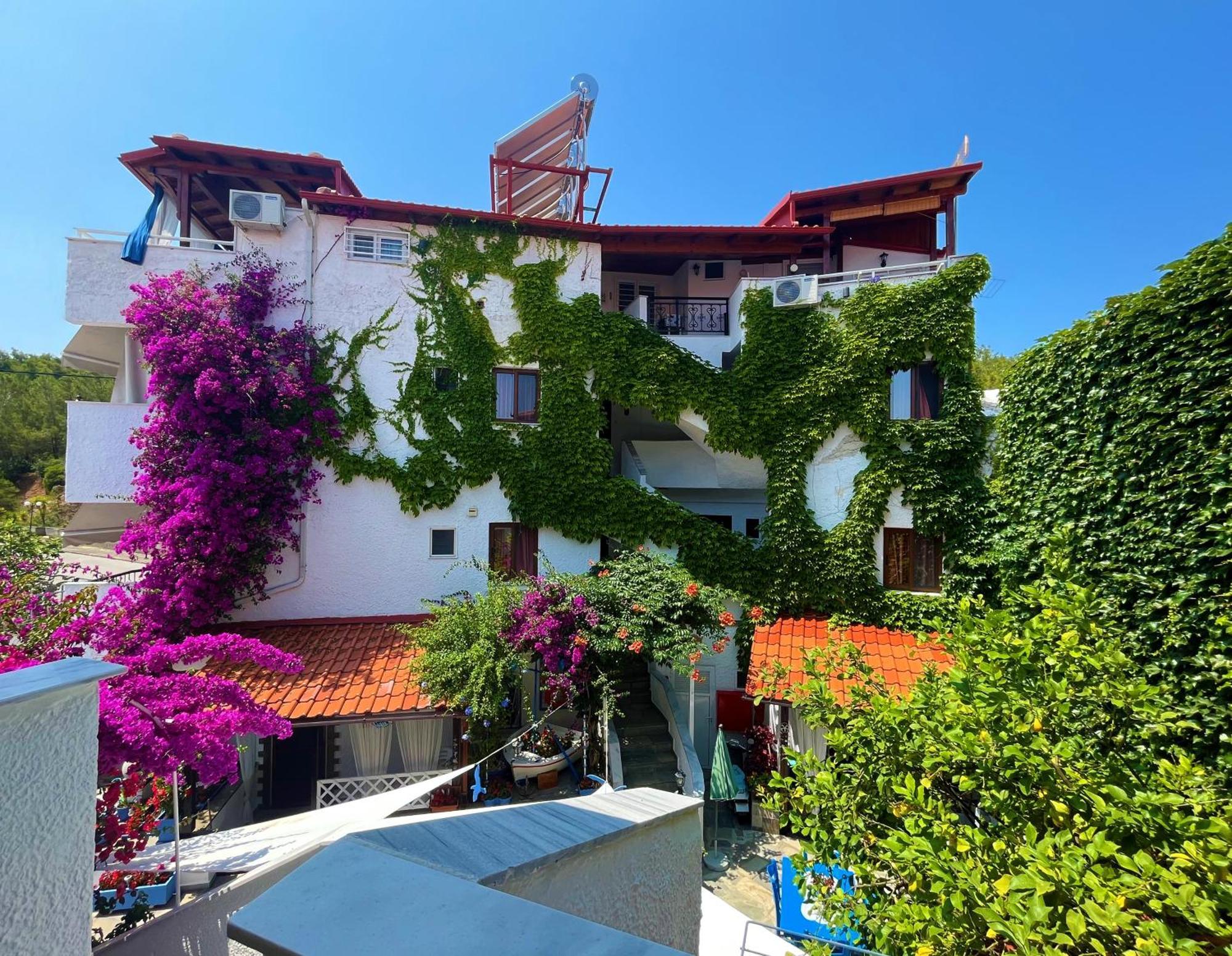 Haus Niko Apartments And Suites Nea Poteidaia Ngoại thất bức ảnh