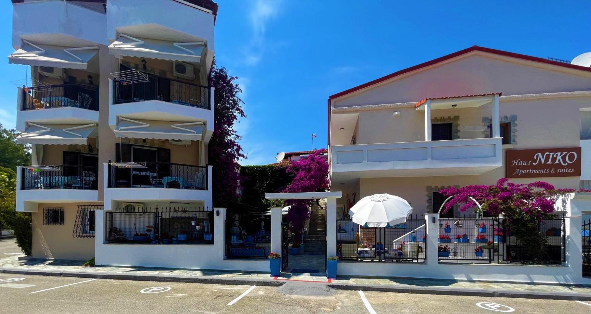 Haus Niko Apartments And Suites Nea Poteidaia Ngoại thất bức ảnh